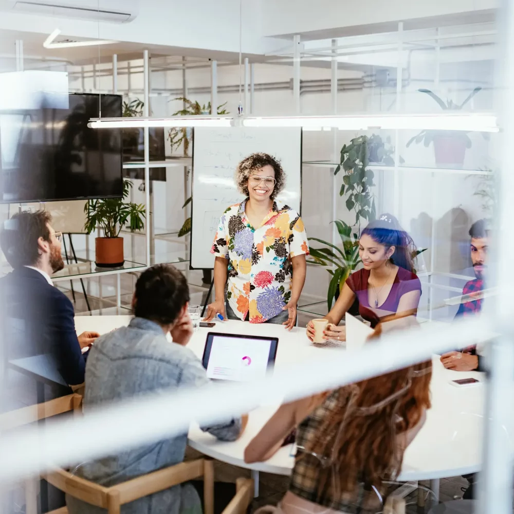 Groupe de collègues revenant au travail après le confinement