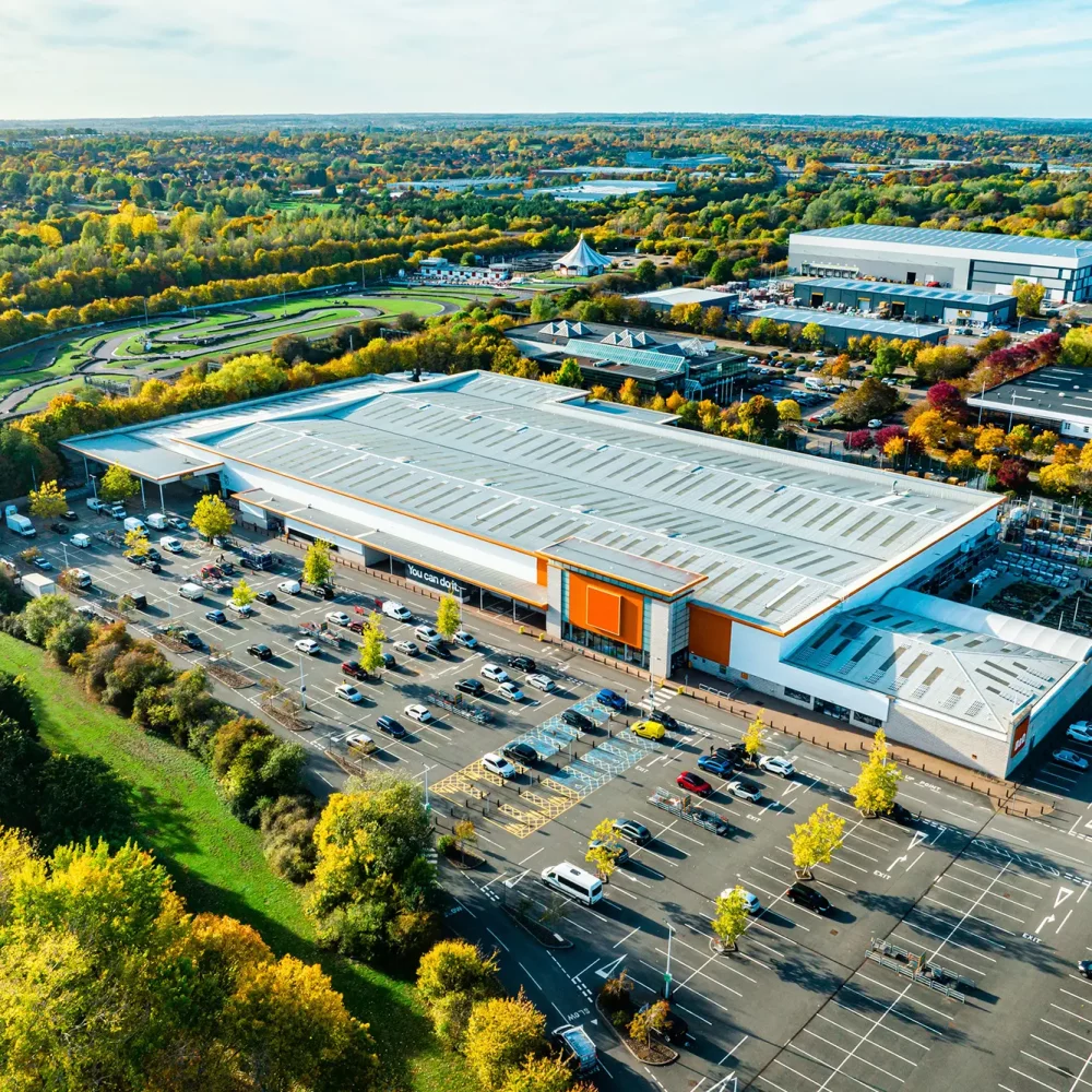 Vue aérienne par drone d'un centre logistique