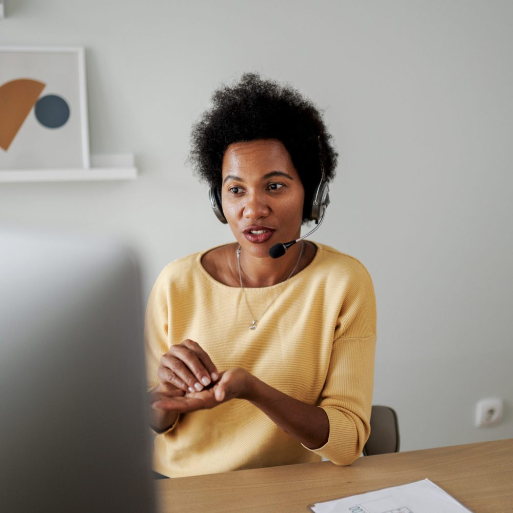 Agent de centre d’appels d’âge moyen travaillant à son bureau au bureau